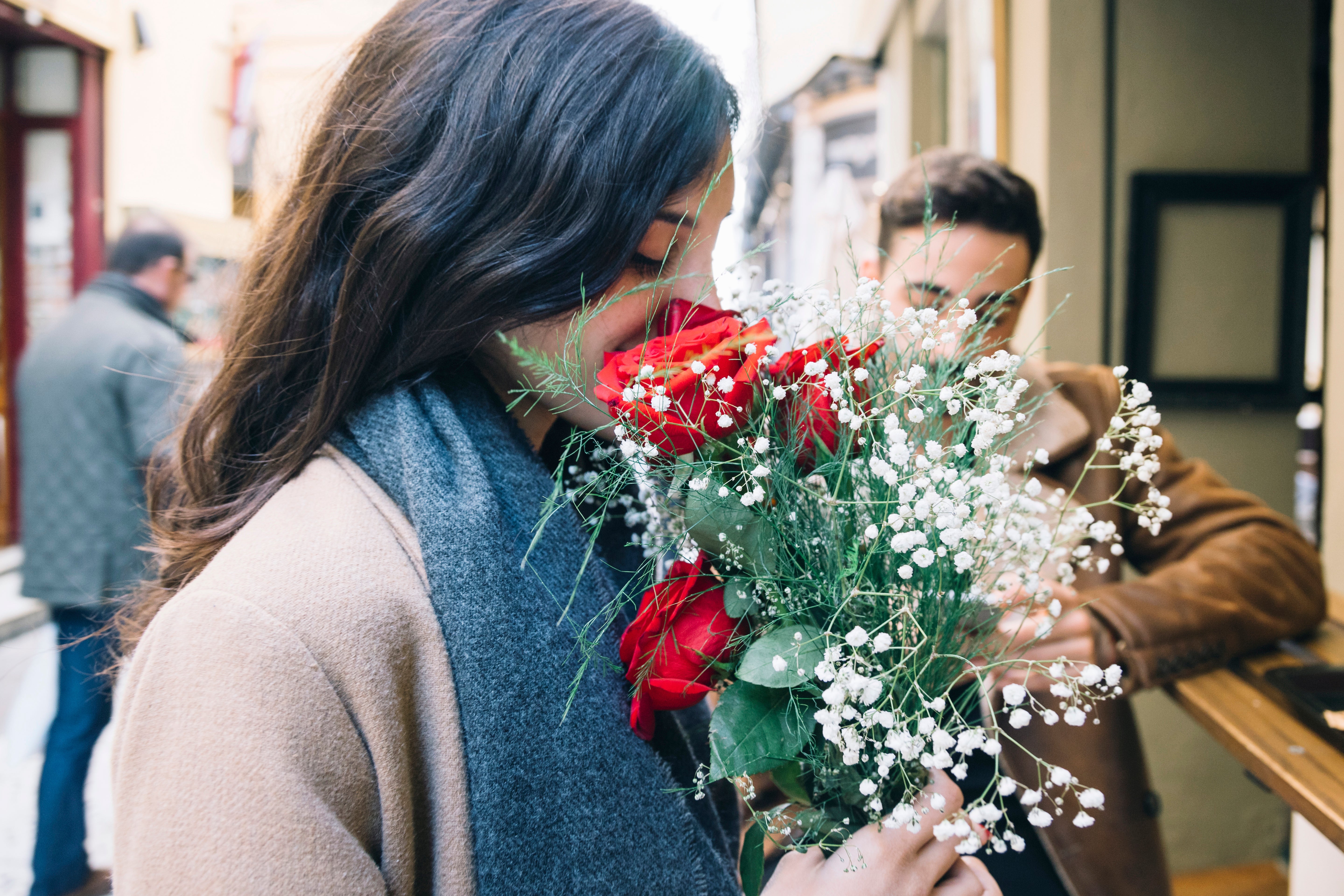 La signification des différentes couleurs de roses : Guide pour offrir le bouquet parfait