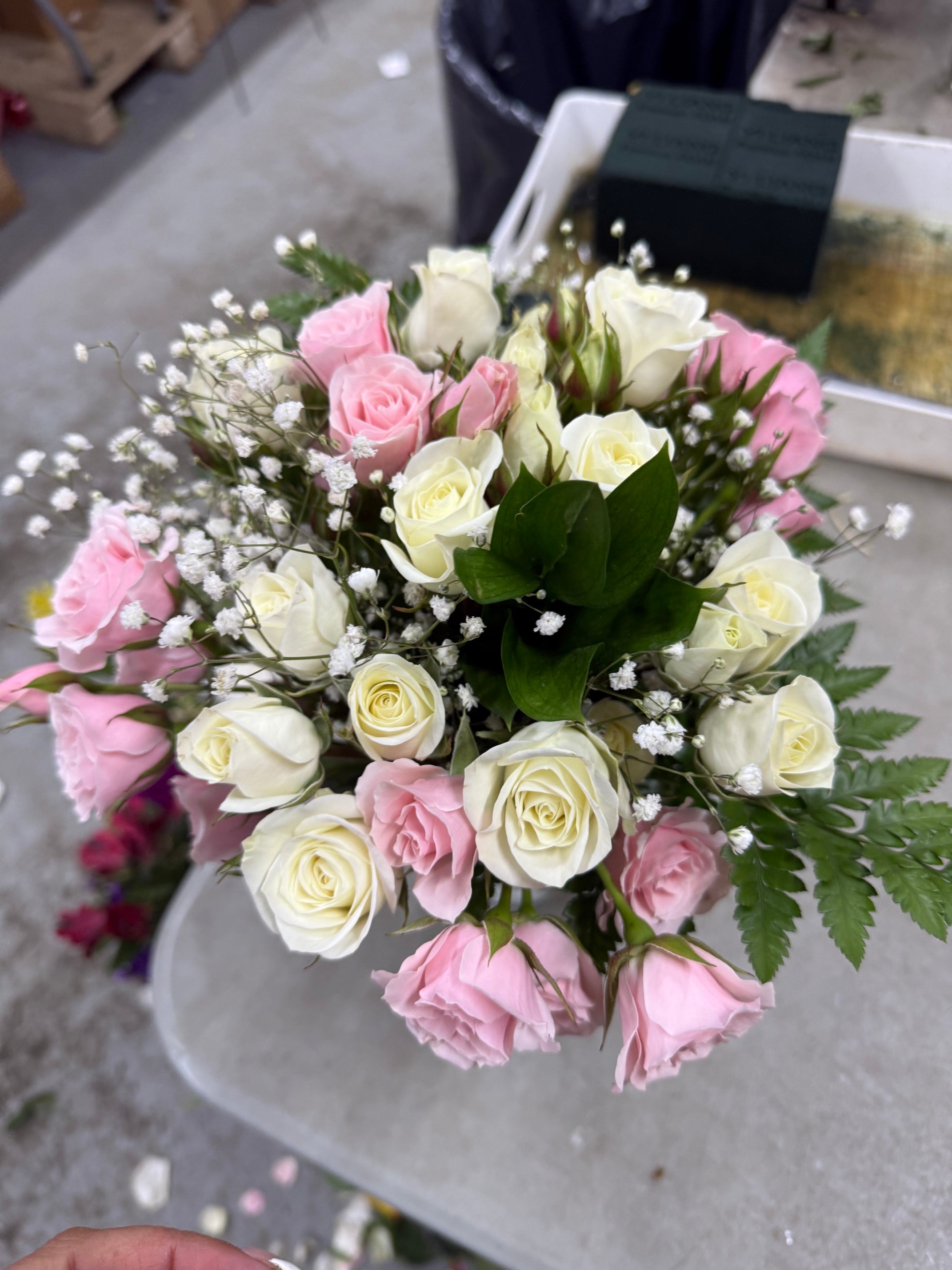30 roses spray blanches et roses dans un pot Mason Fleur Québec