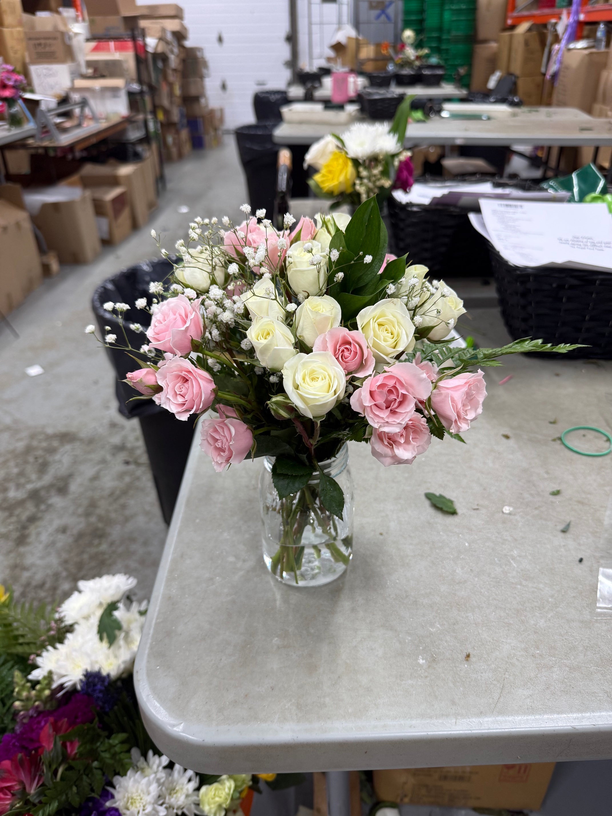 30 roses spray blanches et roses dans un pot Mason Fleur Québec