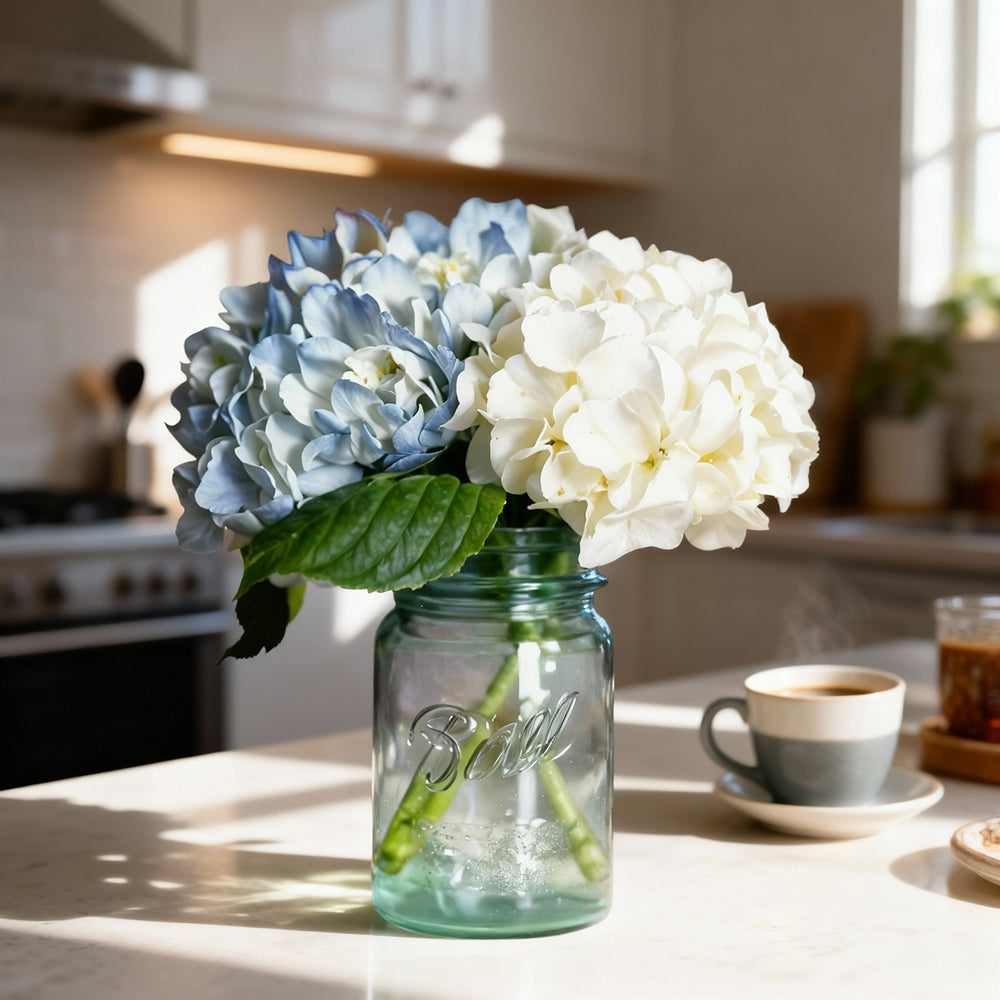 La Touche d'Élégance Parfaite : Bouquet Hortensias Parfumés Chic (Pot Mason)