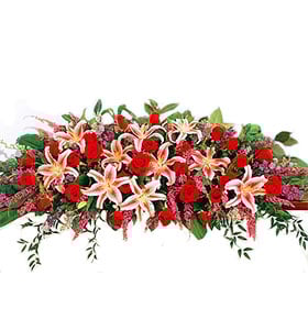 Élégant arrangement de fleurs de coffret funéraire Rose et lys